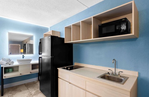 Dock Junction Hotel | Suburban Studios Brunswick of I-95