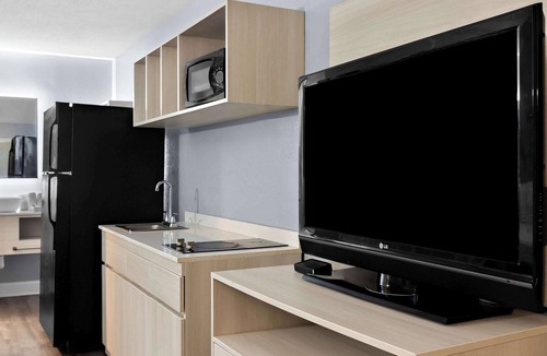 Dock Junction Hotel | Suburban Studios Brunswick of I-95