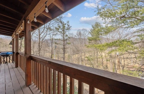 Mountain Springs Cabin | Sugar Creek Cabin - Cozy 3-bedroom cabin in the Mountains of Waynesville, NC