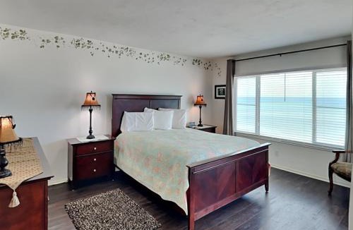 Mid Island Apartment | Sun Caper 805