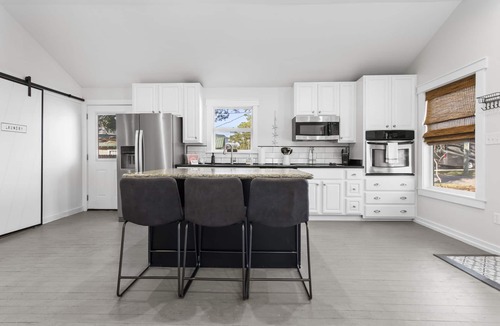 St. Martin House | Sun-Kissed Coastal Retreat: Between Ocean Springs & Biloxi