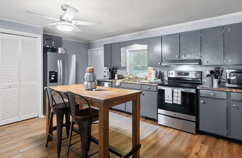 Crane Hill House | "SUN-KISSED COTTAGE" - Watch the sunrise from the porch!