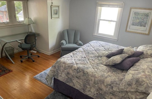 Cedar Falls Bed & Breakfast | Sunlight Splendor Apartment at Twin Oaks Inn by the Trails