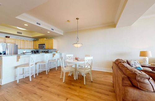 Dauphin Island Condo | Sunlit beach condo with pool, hot tub, & amazing view - steps to the sand