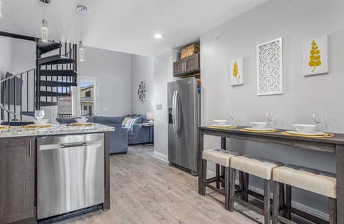 Long Beach House | Sunny Daze - King Beds, Pool, Xbox, Beach & Casinos