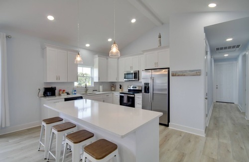 Gulfport Cottage | Sunny Gulfport Vacation Rental: Walk to Beaches!
