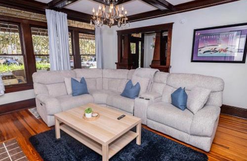 Springfield House | Sunny Springfield Yellow House Family rental
