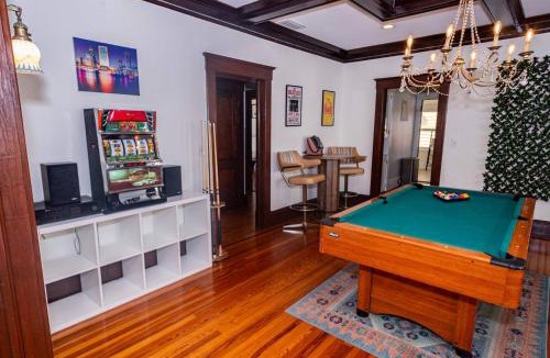 Springfield House | Sunny Springfield Yellow House Family rental