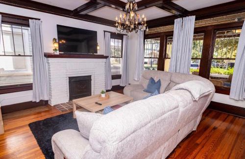 Springfield House | Sunny Springfield Yellow House Family rental
