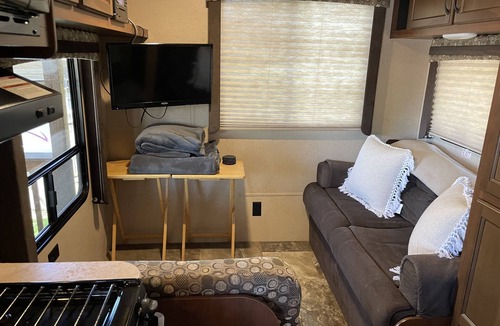 Dandridge RV Rental | Sunset Seeker is a cozy camper with Hot Tub and Gorgeous Lake Views!