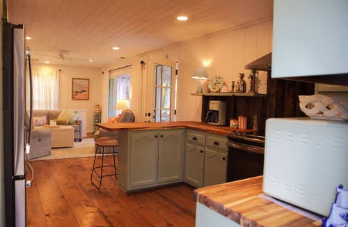 Crane Hill House | Suntime Cottage - Lake Front House on Smith Lake with Hot Tub & Boat Rental