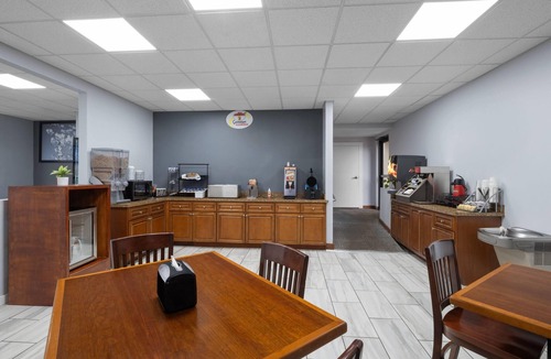 Macon Hotel | Super 8 by Wyndham Macon West