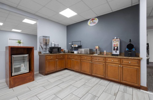 Macon Hotel | Super 8 by Wyndham Macon West