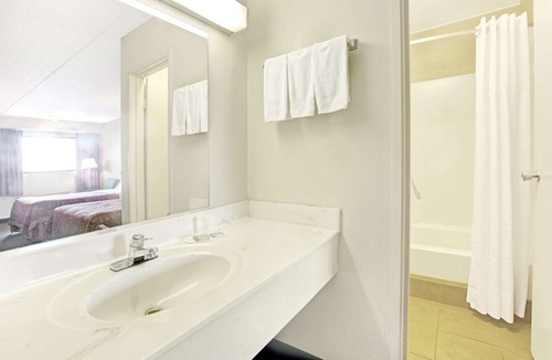 Shelby Hotel | Super 8 by Wyndham Shelby