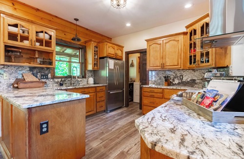 Blairsville Cabin | SUPER COZY. 5 BDR LOG CABIN. BIG Families. Game room. Hot tub