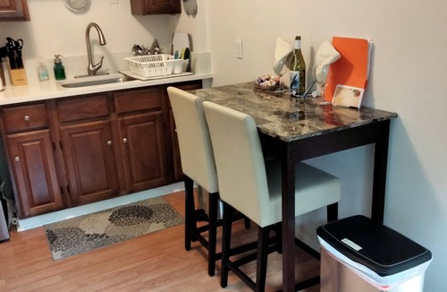 Sunset Hill Apartment | SUPERB STUDIO LOCATION, Ballard Locks, Seattle, Wa.