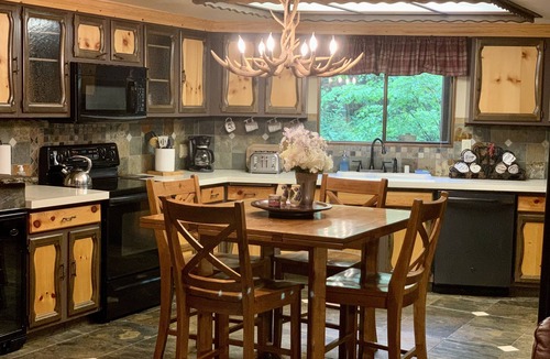 Glacier Cabin | Swimming pool, pickleball, tennis, basketball courts, private hot tub, sauna.