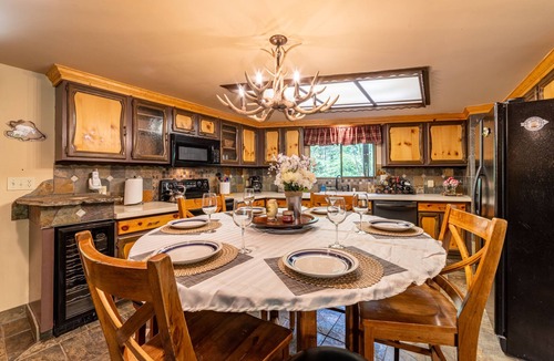 Glacier Cabin | Swimming pool, pickleball, tennis, basketball courts, private hot tub, sauna.