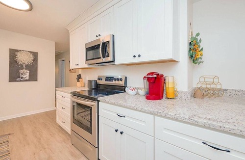 Central Newport News House | ~The BeeHive! | New 4 Bedroom Listing Next to CNU!