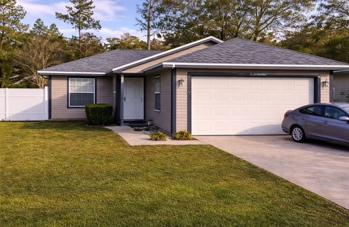 Northside House | The Blue House Cozy Home with Private Fenced Yard