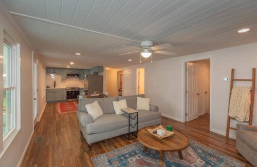 Pine Level Cabin | The Cabin On Dogwood - A cozy 1950's Cabin on Lake Jordan, Alabama