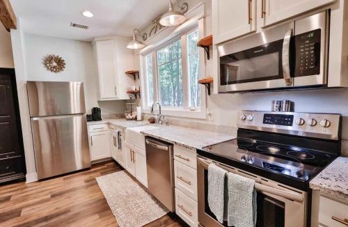 Statesboro House | The Camellia Cottage - private family space