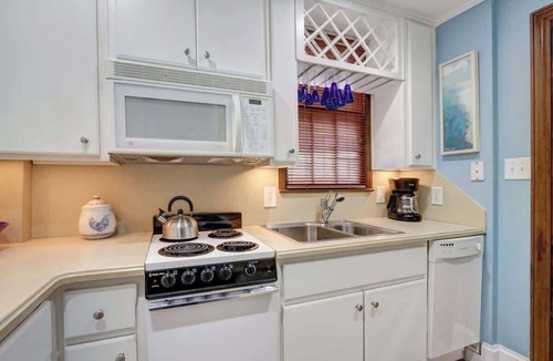 Historic Downtown Savannah Cottage | The Charlton Lane Cottage