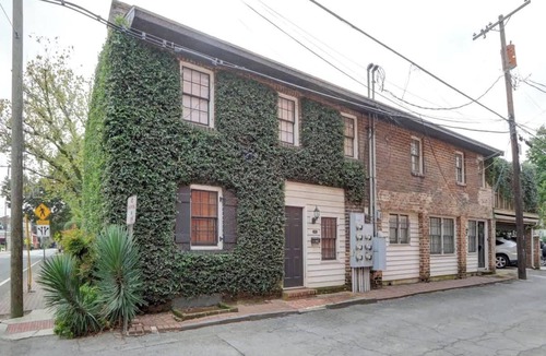 Historic Downtown Savannah Cottage | The Charlton Lane Cottage