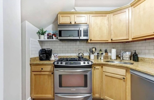 Hitch Village - Fred Wessels Homes Apartment | The Cottage @ Trustees' Garden | Walk To River!