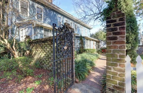 Hitch Village - Fred Wessels Homes Apartment | The Cottage @ Trustees' Garden | Walk To River!