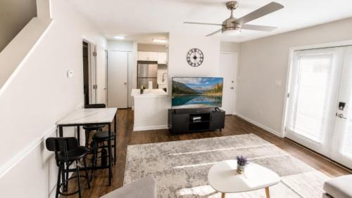 Shannon House | The Crestline Stay Hoover Townhome 2BR U4