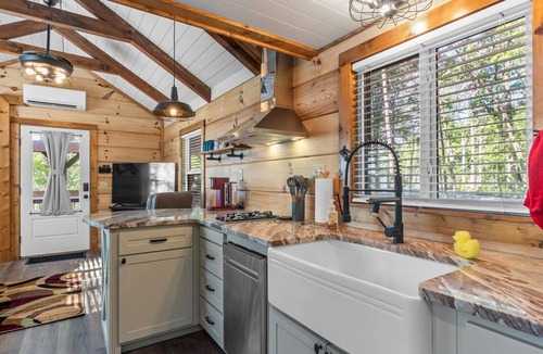 Menlo House | The Crow's Nest: huge balcony, fire pit, pets welcome, fireplace, stunning view!