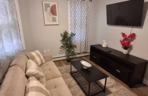 Wanskuck Apartment | The Double-Suite at The North End 2BR APT with PARKING