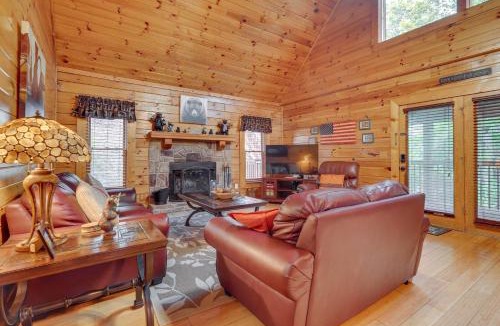 Sevierville House | ‘The Dreamer's Nest’ Sevierville Cabin w/Hot Tub!