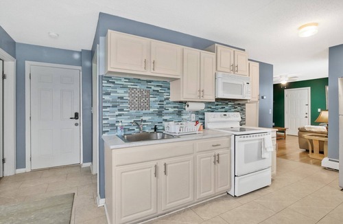 Asylum Hill Apartment | The Gem! Cozy 1-bedroom with AC and WiFi in charming Hartford with office space