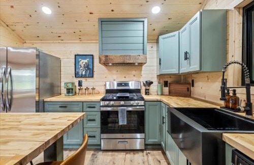Rocky Grove House | The Greenhouse NEW - 450ft to Trailhead