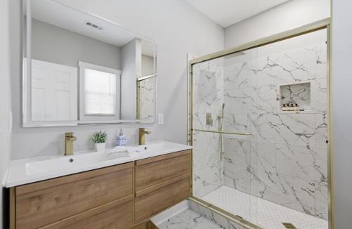 East Point House | The Landing Pad - 8 minutes to ATL Airport!