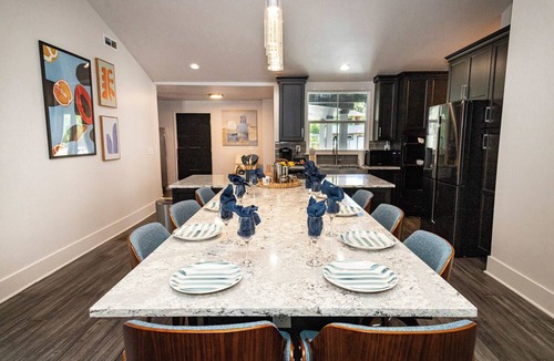 Springfield Apartment | The Legacy House 6BR Springfield Family Home
