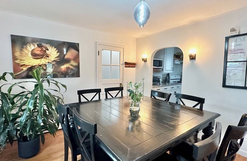 Middlebury House | The Middlebury Cottage · 4 BR Modern Village Home · Hot Tub · Walk to Campus