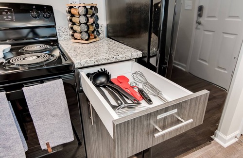 Augusta Apartment | The Monroe: King Bed - Full Kitchen - TV in Bed Room - Fast WiFi - Washer/Dryer