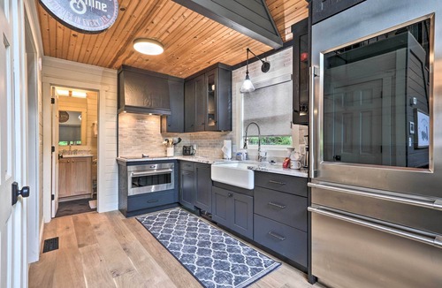Sevierville Cabin | 'The Moonshine' Cabin: Hot Tub, 3 Mi to Dollywood