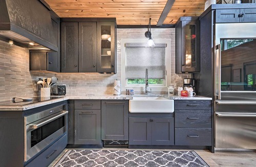 Sevierville Cabin | 'The Moonshine' Cabin: Hot Tub, 3 Mi to Dollywood