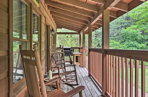 Sevierville Cabin | 'The Moonshine' Cabin: Hot Tub, 3 Mi to Dollywood