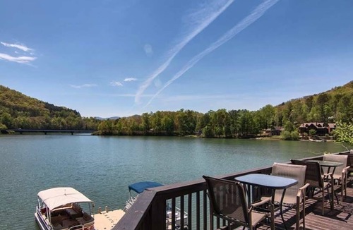 Robbinsville House | The Mountain Lakehouse 2BR 2.5 Bath Home, Sleeps 10. Private Dock.