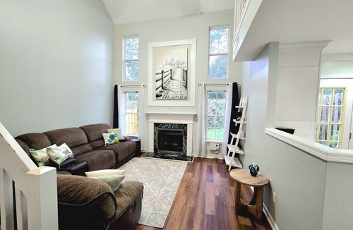 Davis Lake - Eastfield House | The peaceful Oasis.A Charming peaceful spacious 3 beds home in Charlotte