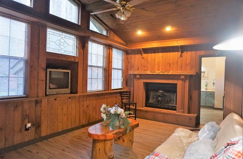 Cosby House | THE PERFECT FAMILY VACATION GETAWAY IN THE MOUNTAINS! Newly renovated w/ patio!