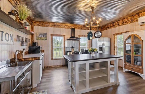 Valley Head House | The Prairie House Retreat, Hot Tub, Family !