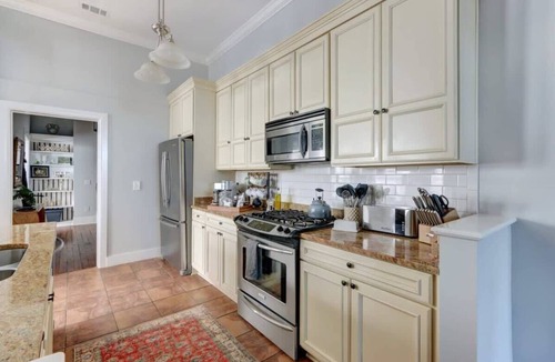 Hitch Village - Fred Wessels Homes Apartment | The Retreat on Broad @ Trustees' Garden