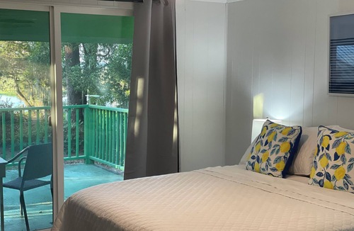 Townsend House | The River Hut, A Charming 3-Bed 3 BA House and Bunk House with Deep Water Dock!