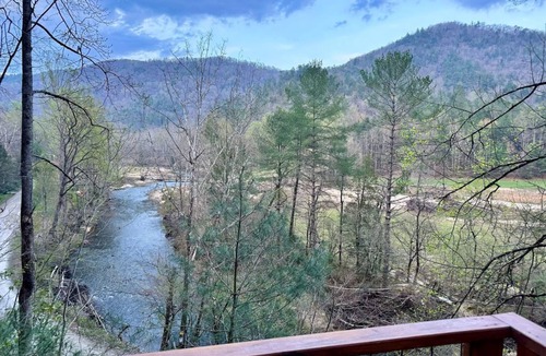 Mortimer Cabin | The Roost - A Pet Friendly, Creekside Mountain Cabin in the Heart of Adventure!